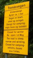 Warnschild an der Einfahrt.
